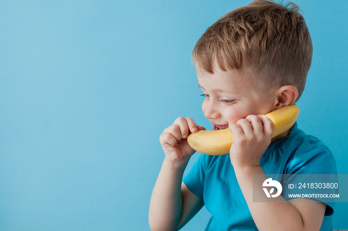小男孩试图用香蕉而不是电话说话。