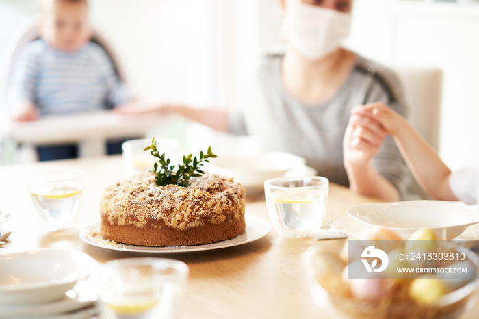 复活节餐桌上的家庭居家隔离