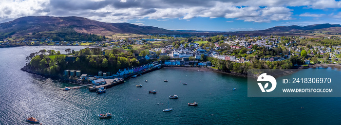 从海上向苏格兰斯凯岛波特里镇的广角鸟瞰图