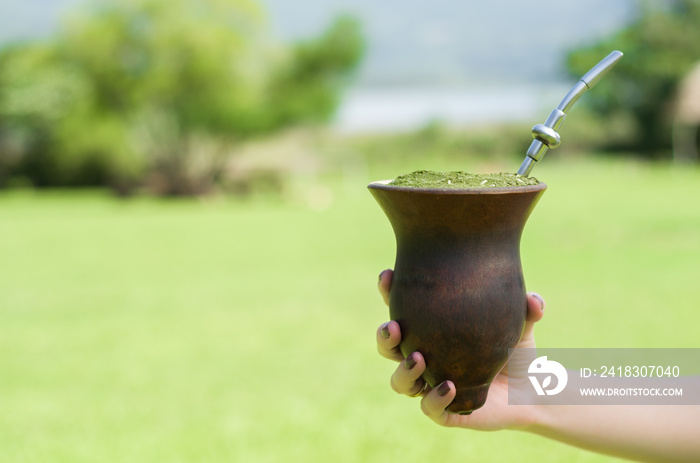 Chimarrão no gramado, tradicional bebida gaúcha, erva-mate