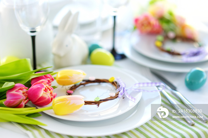 复活节庆典上摆放着精美的餐具和鲜花。