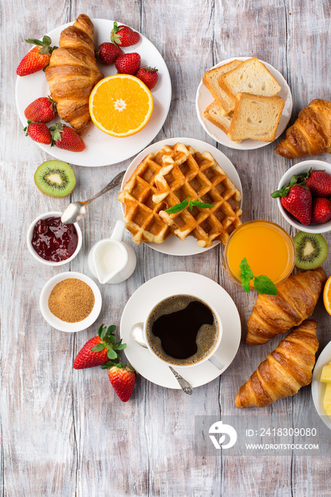 欧陆式早餐桌，配有咖啡、橙汁、羊角面包