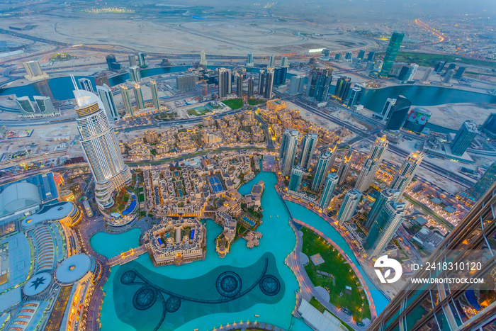日落时迪拜市中心鸟瞰图