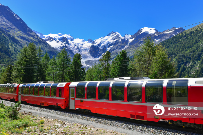 瑞士山地列车Bernina Express穿越阿尔卑斯山