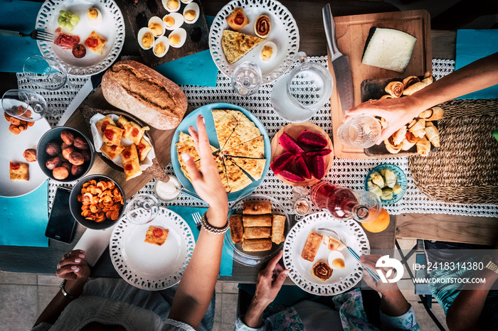 桌子的垂直视图，有蓝色的盘子和很多彩色的食物——坐在壁炉里的人喜欢吃