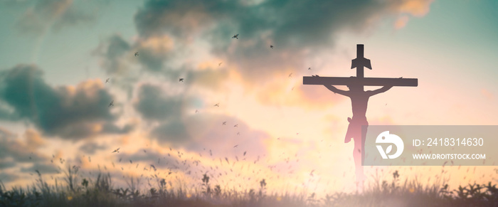 加略山日落时十字架上耶稣基督十字架的剪影——耶稣受难日的背景概念