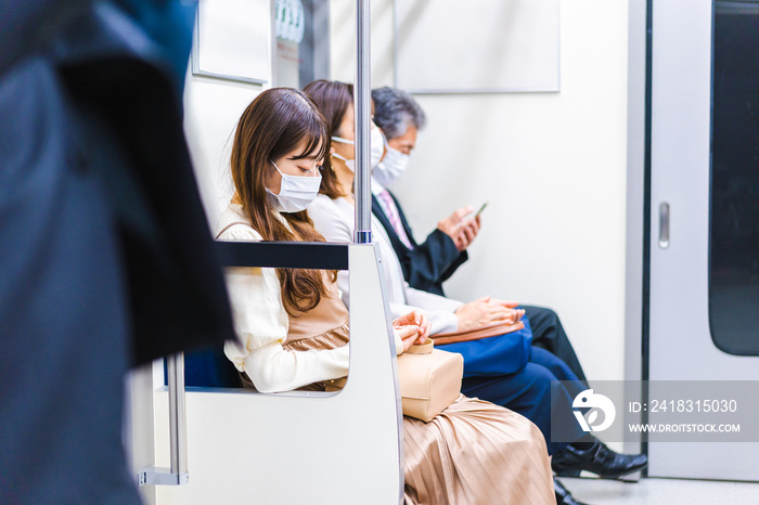 電車・地下鉄で移動する人々