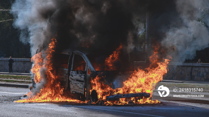 汽车停在路上着火了