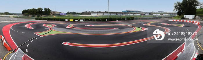 模型赛车赛道转弯和路缘的全机动游戏赛道全景