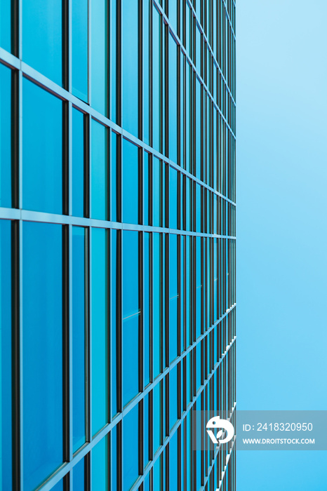 钢蓝色玻璃高层建筑摩天大楼的下侧全景和透视图，商业