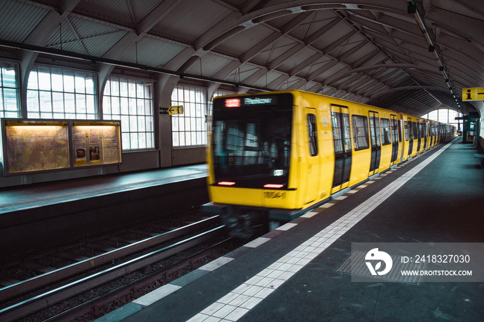 柏林黄色模糊的地铁列车。地下车站内部的公共U型巴士运输