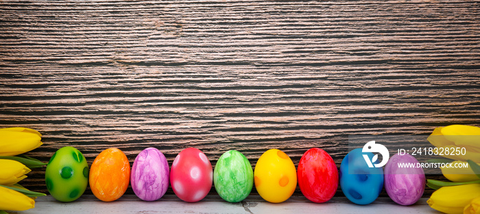 复活节春天美丽的集体复活节彩蛋，红色彩蛋，蓝色、紫色和黄色配图丽