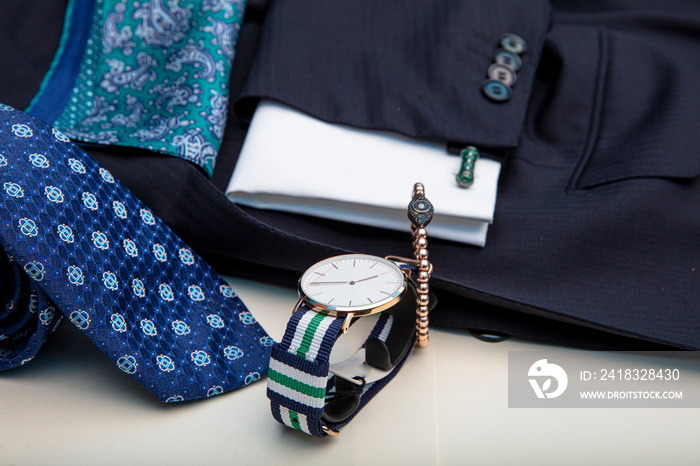 豪华男装配饰。蓝色系列，夹克，袖扣，领带和手帕。父亲