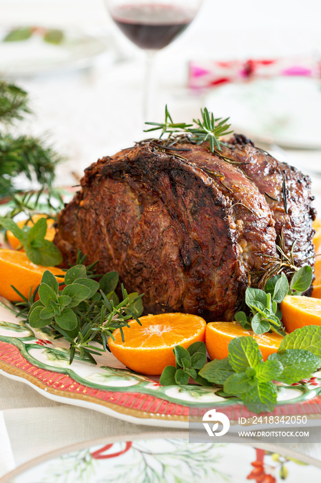 节日圣诞上等烤肋排牛肉上桌