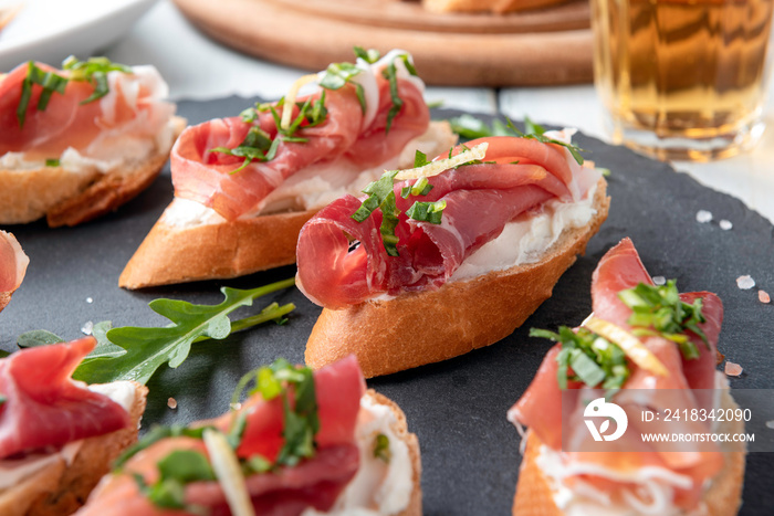 Crostini con prosciutto crudo e formaggio, antipasti italiani