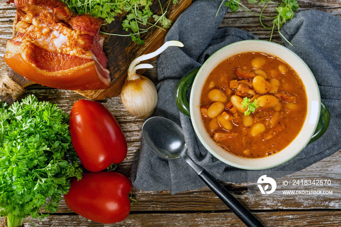 Baked beans in tomato sauce.