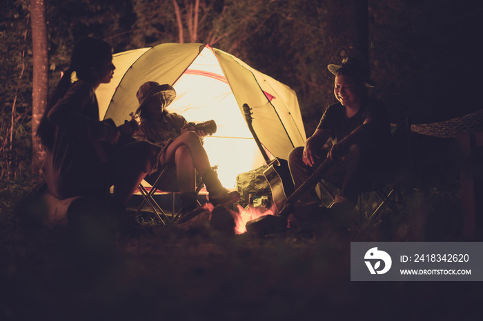 朋友们在晚上露营。