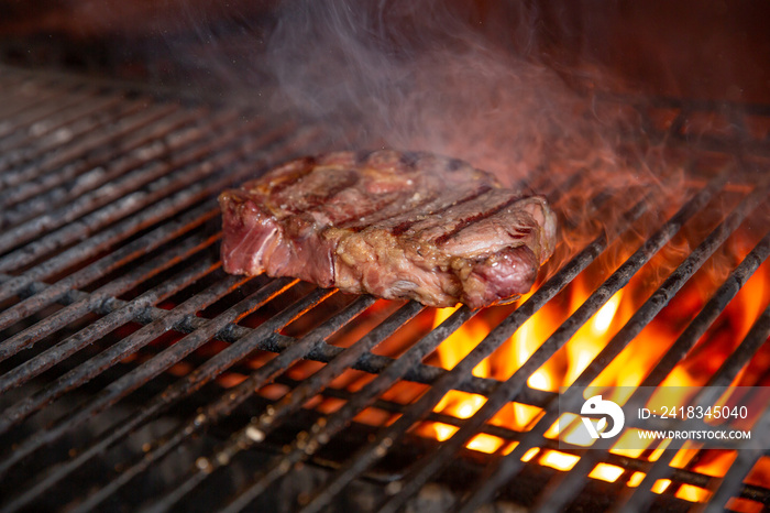 烧烤牛肉，木炭烤架。野餐烤肉和烟熏肉
