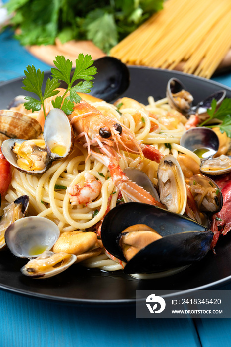 Piatto di tipici spaghetti allo scoglio, ricetta di pasta italiana con frutti di mare