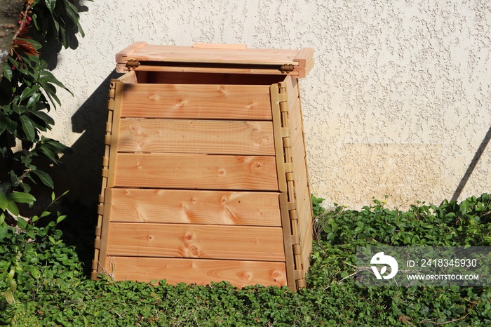 Composteur en bois posé sur lherbe pour la fabrication de compost