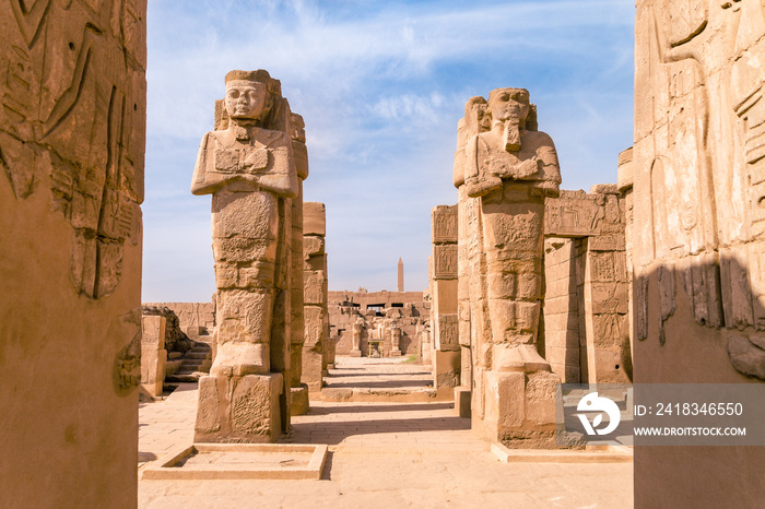 埃及卢克索：中午时分埃及卡纳克神庙的古代遗址。该建筑群是一座巨大的露天博物馆
