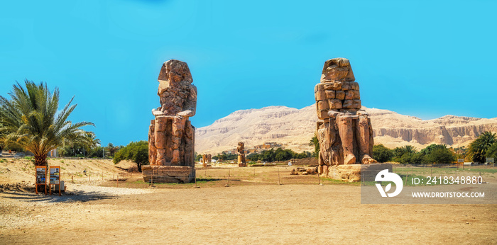 埃及。卢克索。梅农巨像——法老阿蒙霍特普三世的两尊巨大石像