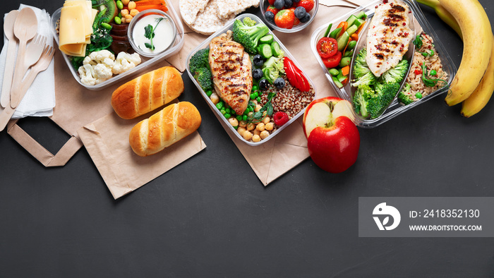 带自制营养食品的外卖餐盒——肉类、蔬菜和水果。