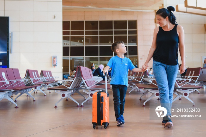 航班起飞前，家人在机场。母子在现代国际机场的登机口等待登机