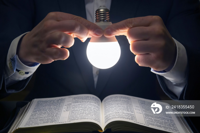 人在LED灯下阅读圣经。寻找上帝和研究bo
