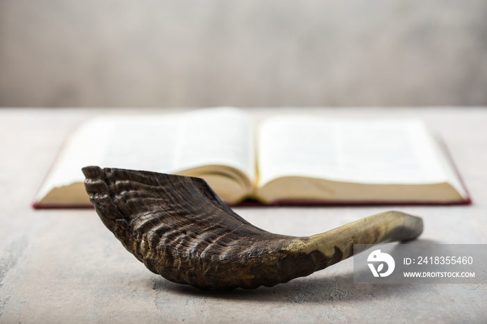 Rosh Hashanah（Hashana）（犹太新年假期）与宗教圣地Ram shofar（圆号）的概念