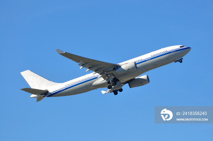 Avión comercial Airbus A330 ascendiendo