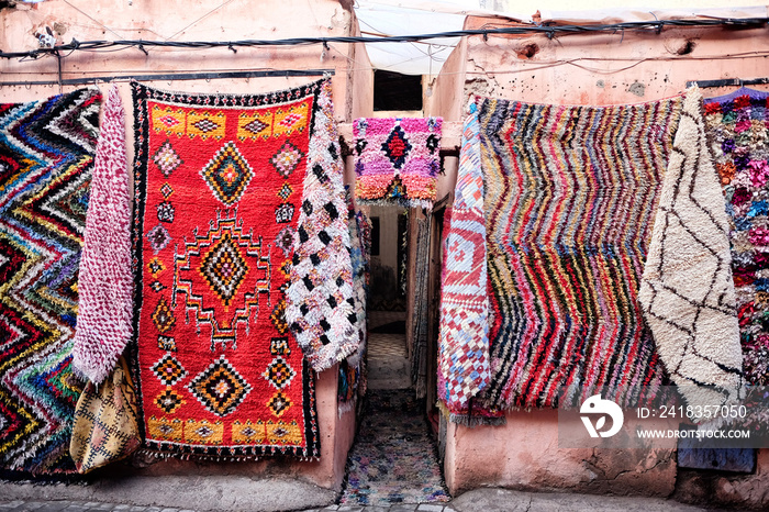 在麦地那市中心的街头集市上，一家地毯店展示着五颜六色的摩洛哥地毯