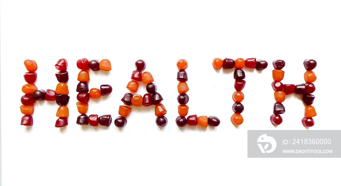 一组红色、橙色和紫色的复合维生素软糖，以健康的形式排列