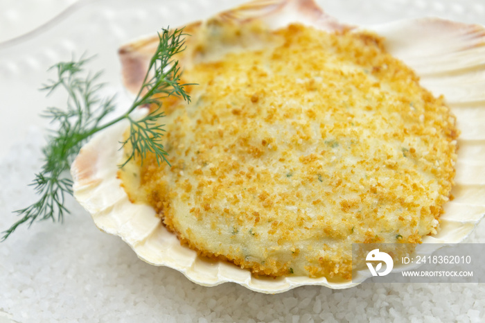 coquille de Saint-Jacques et fruits de mer cuisiné dans une assiette