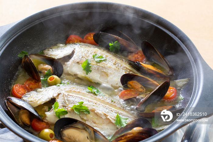 アクアパッツァ、白身魚とムール貝の家庭料理