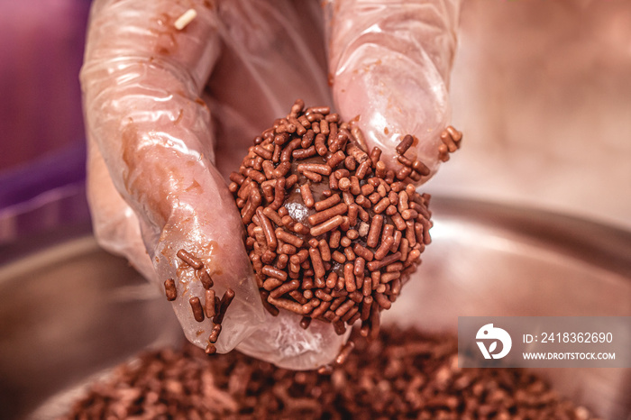 Brigadeiro, doce típico brasileiro.