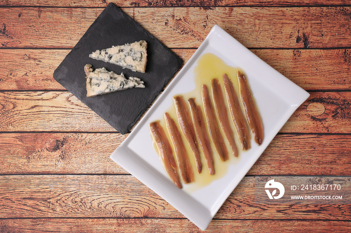 Portion of Santoña achoas (Cantabrian anchovies) in olive oil with Picón cheese (Cabrales cheese)