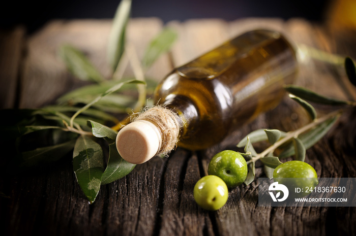 木桌上的橄榄油和绿橄榄