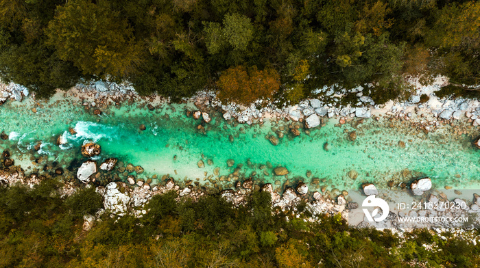 斯洛文尼亚索卡山谷的绿松石翡翠索卡河。俯视无人机景观