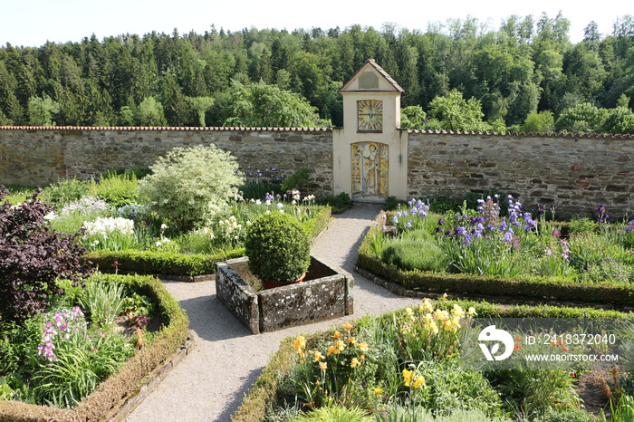 Blick auf den Klostergarten von Kloster Kirchberg im Schwarzwald