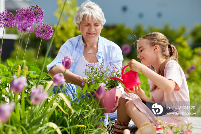 园艺、家庭和人的概念-快乐的祖母和孙女在相扑上种花