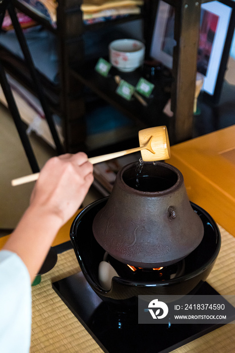 日本女人，茶艺大师，Sen Rikyu，用Hishaku竹勺将水倒回ch