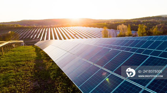 太阳能发电场中的太阳能电池板（太阳能电池），带阳光照明，创造清洁电力
