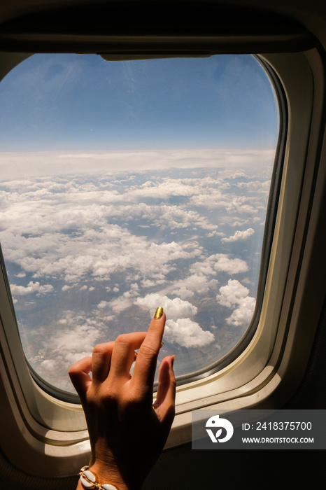 女性手从飞机窗户看。飞机，飞机。乘飞机旅行。度假旅行
