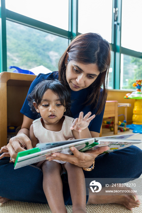 印度母亲和女儿一起读书