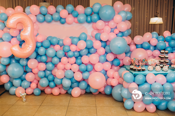 许多彩色气球装饰墙壁作为背景。粉色和薄荷色气球照片墙生日装饰