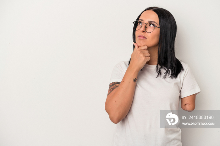 Young caucasian woman with one arm isolated on white background looking sideways with doubtful and s