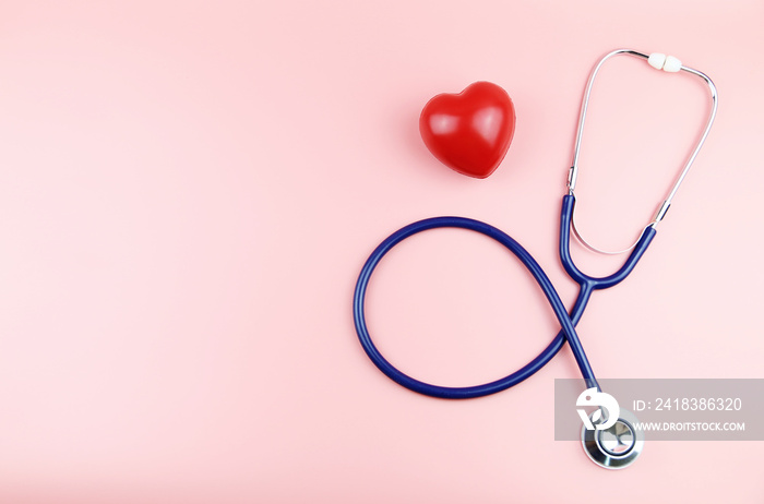 听诊器和红心心脏检查。概念医疗。