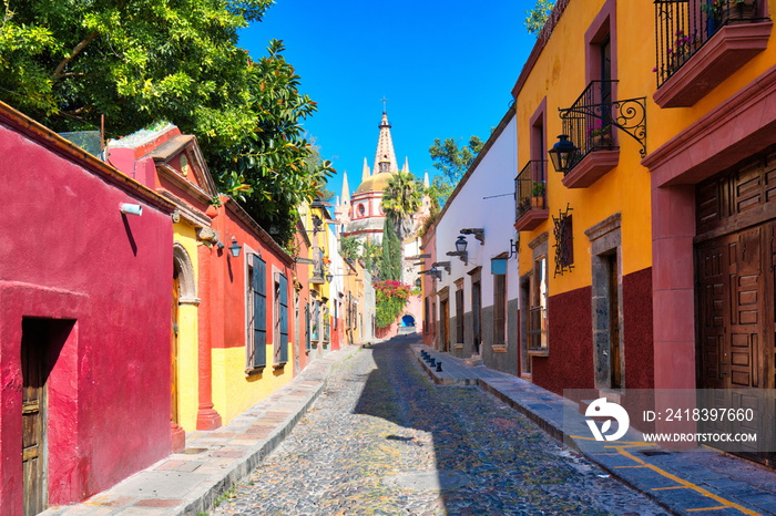 Mexico, Colorful buildings and streets of San Miguel de Allende in historic city center