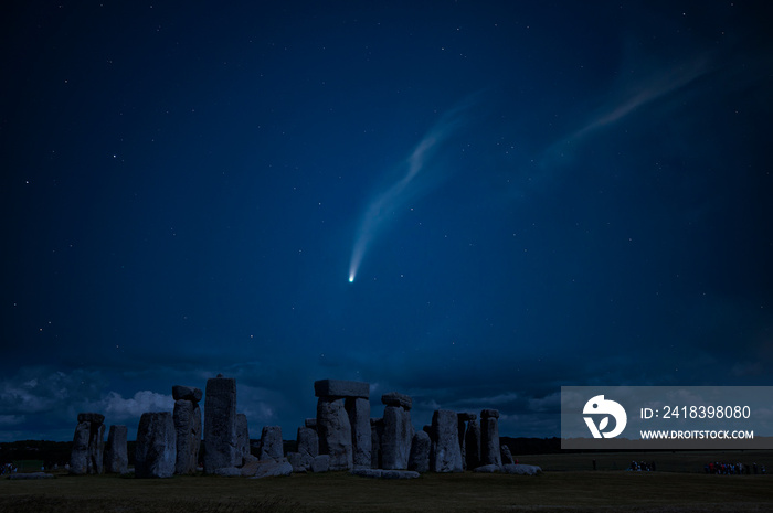 英国巨石阵上空新智慧彗星的数字合成图像